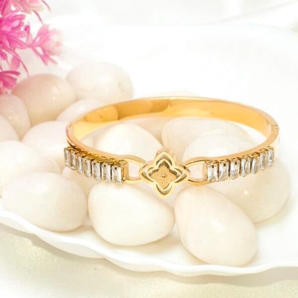 autumn-clover-gemstone-18k-gold-plated-waterproof-bracelet-by-esmeya-3